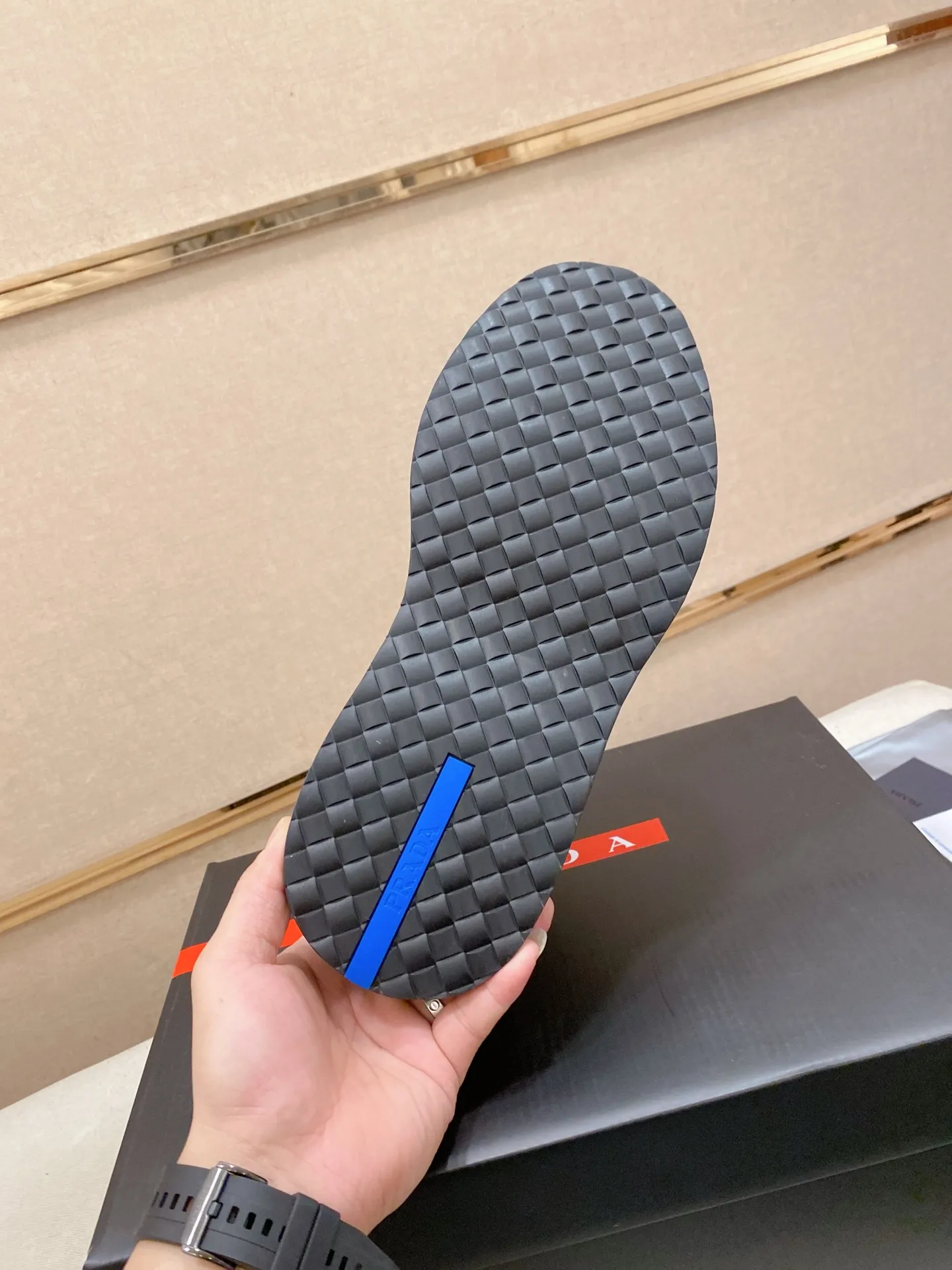 Factory price 760💰 Leather lining optional! 🍁🍁High-quality new PRADA counters are launched at the same time. The new men's shoes and 😘fabric are selected from imported lacquered first-layer cowhide and imported cowhide lining. 👍🏿 High-end ☄️ air-cushion molded anti-slip rubber outsole, exquisite lines, simple and elegant, comfortable and high-end for leisure travel. Code number: 38 to 45